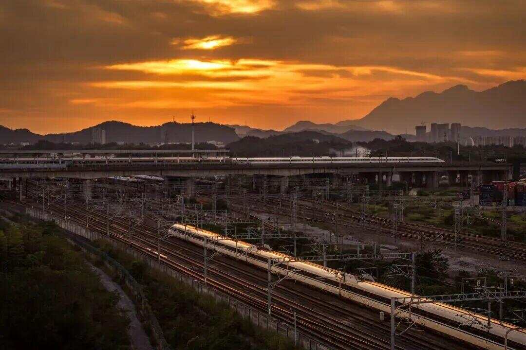 我的铁路风景｜旅客向窗外举起相机意外拍到……(图10)
