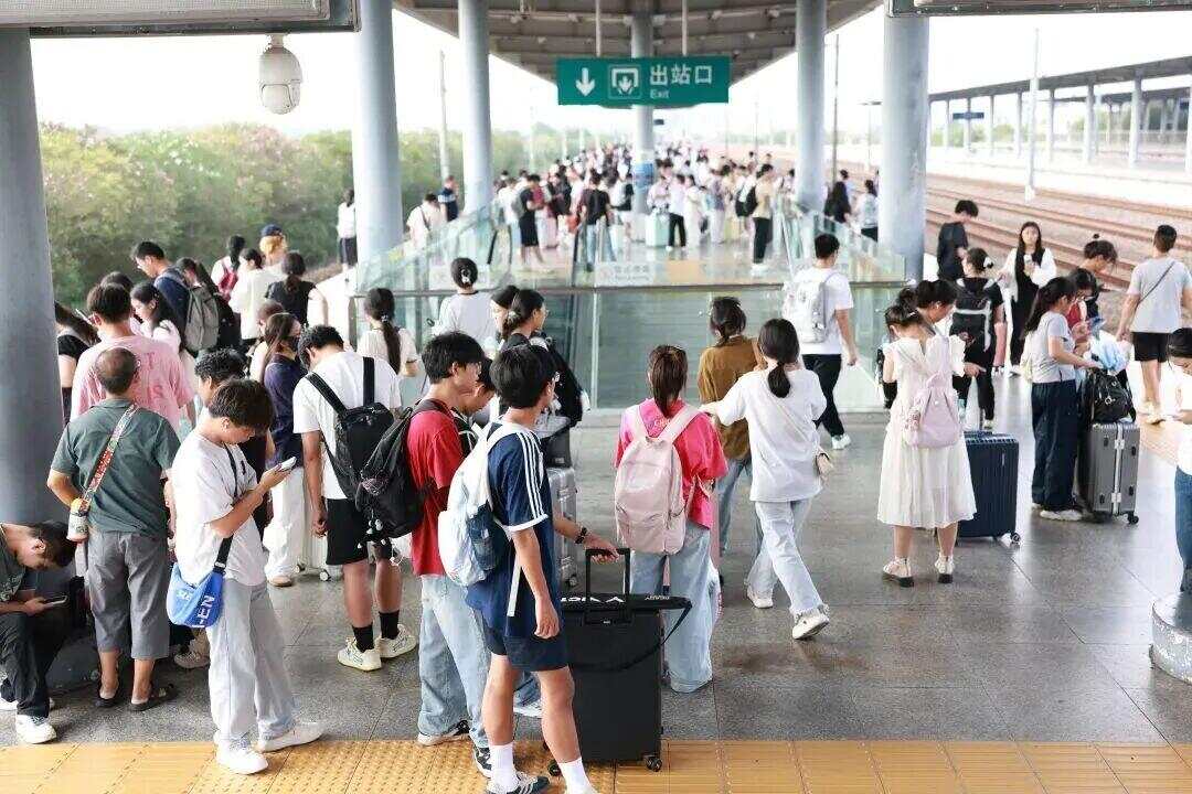 我的铁路风景｜旅客向窗外举起相机意外拍到……(图12)