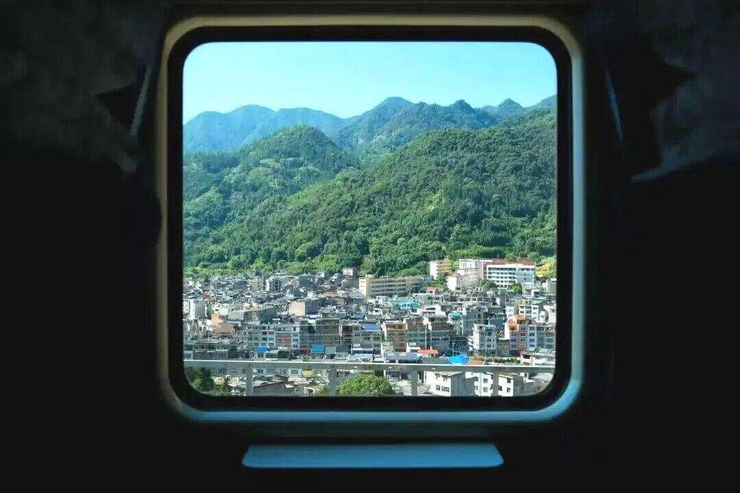 我的铁路风景｜旅客向窗外举起相机意外拍到……(图14)