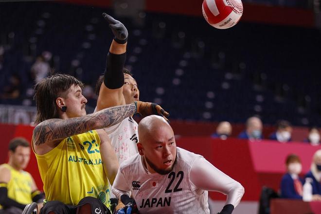 樊振东翻车现场曝光！看冠军为何更吸引我们的目光！(图4)