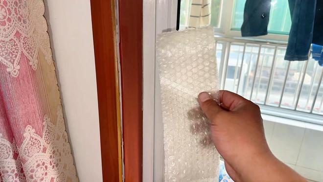把快递气泡膜放在窗户上作用太厉害了解决家家户户的大难题
