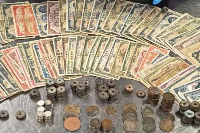 外籍旅客携680枚钱币和42件化石出境被海关查获(图1)