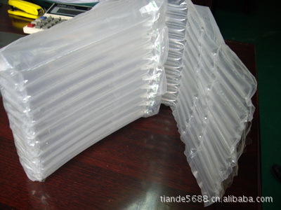 哈尔滨防摔气泡膜厂家定做PE气泡膜是一种常用的包装材料。具有防震、防刮、防潮水以及防尘等特点。它由聚乙烯制成是一种塑料制品。PE包装物广泛应用于托盘、物流运输、零售商品以及其它轻泡产品的。(图1)